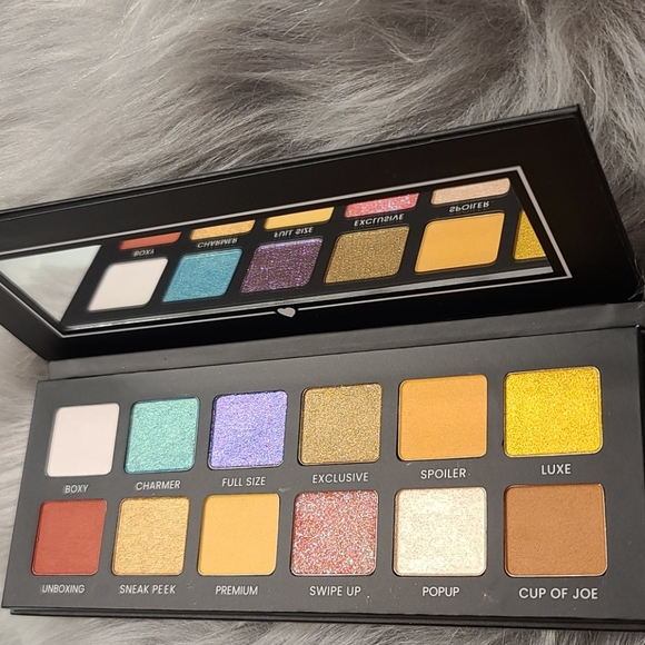 Make up eyeshadow pallet - Picture 1 of 1